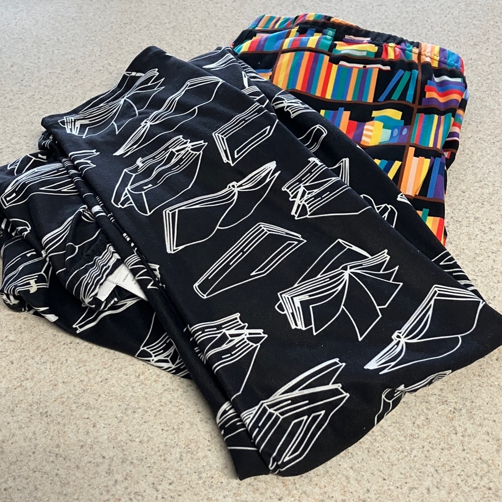 Pair of Book Print Leggings, size 1x